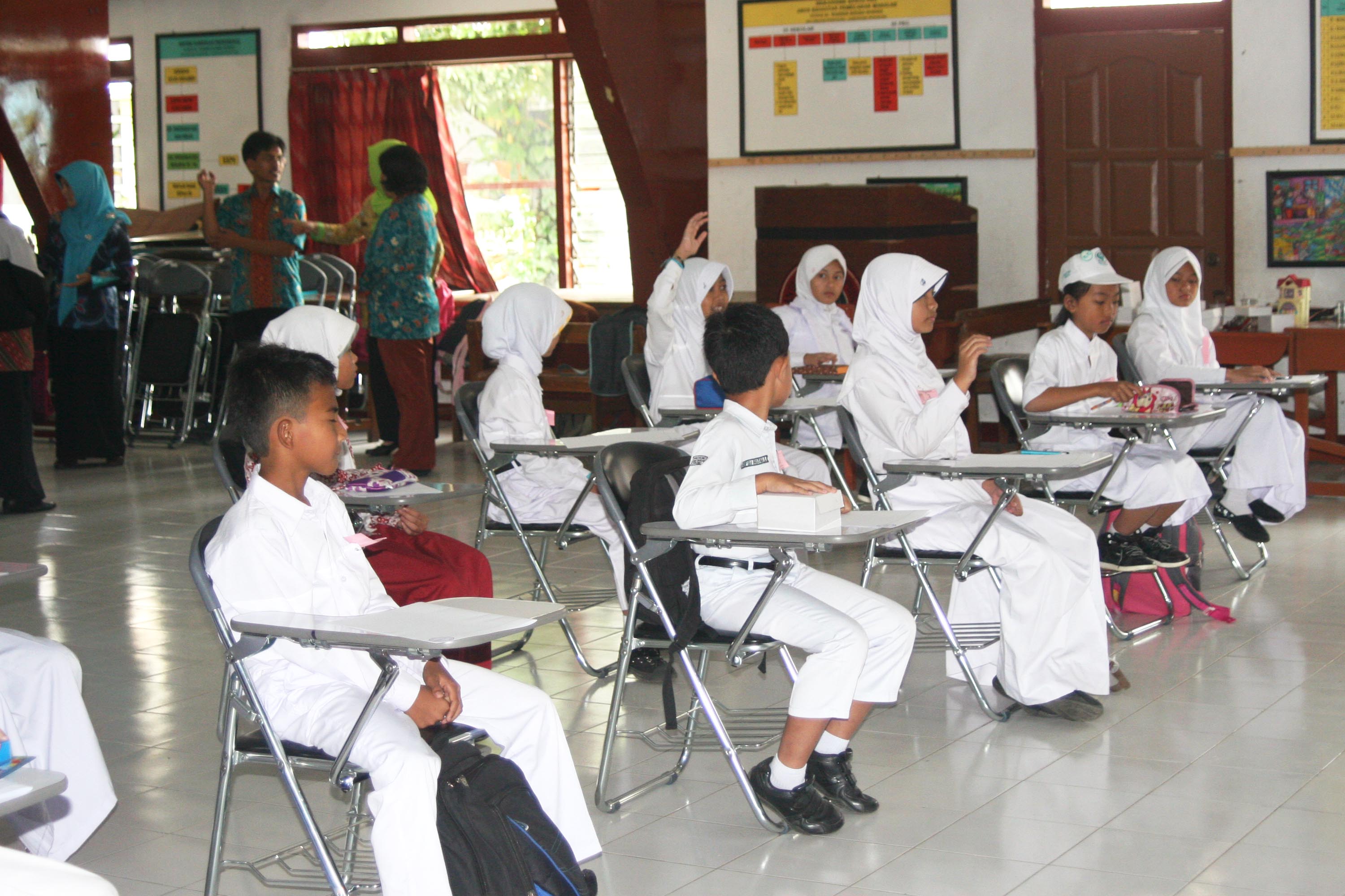 Para peserta seleksi lomba Dokter Kecil kecamatan sebelum menulis artikel di aula SD N 1 Wonosobo